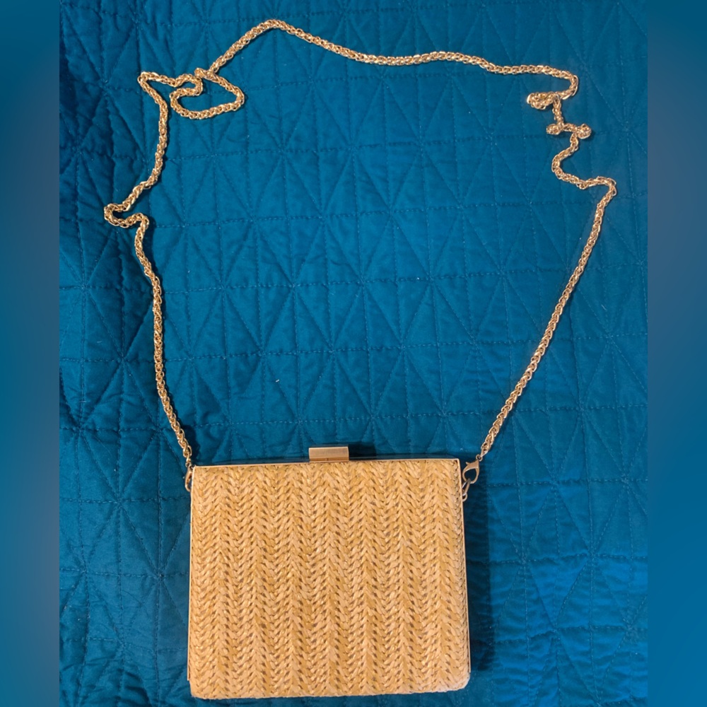 Cute, box woven straw clutch! Has detachable gold chain and perfect for summer.